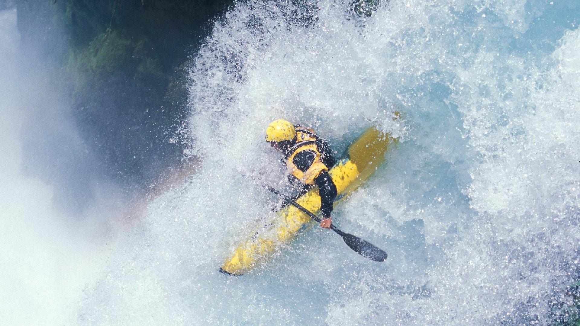 搏击之夜,刘易斯重拳撼动拉斯维加斯,罗马诺夫不败金身告破